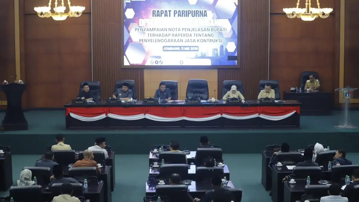 DIKEBUT: DPRD dan Pemkab Jombang menggelar paripurna penyampaian nota penjelasan Raperda Jasa Konstruksi. (Azmy Endiyana/Radar Jombang)