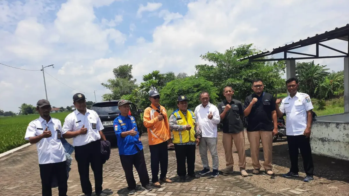 Kepala Desa Watudakon Suharto bersama perwakilan Dinas PUPR Kabupaten Jombang, BBWS Brantas Surabaya dan PJT saat meninjau Afvour Watudakon. 