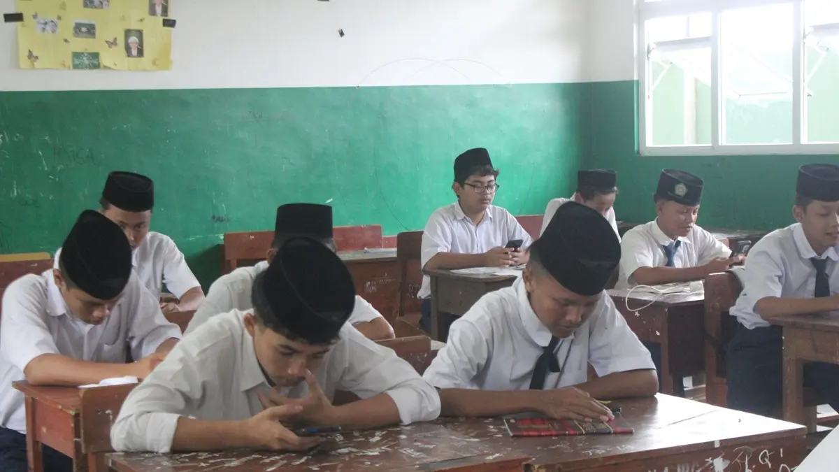 LANCAR: Pelaksanaan ujian madrasah di MTsN 4 Jombang, Senin (11/5). (Wenny Rosalina/Radar Jombang)