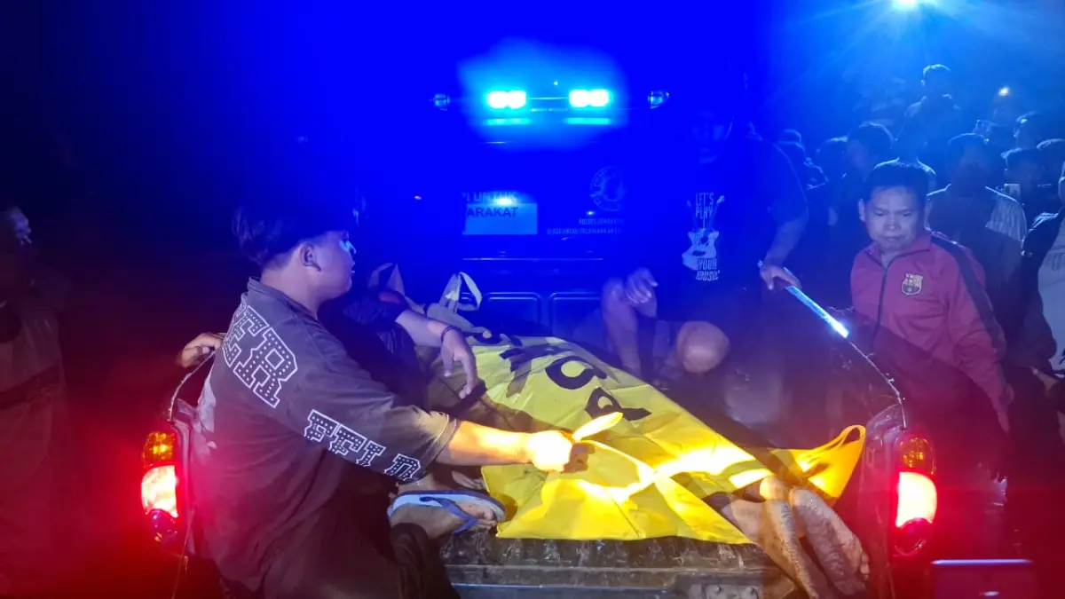 Proses evakuasi jasad remaja yang ditemukan mengapung di sungai Megaluh, Jombang, diduga ia adalah korban kecelakaan tunggal