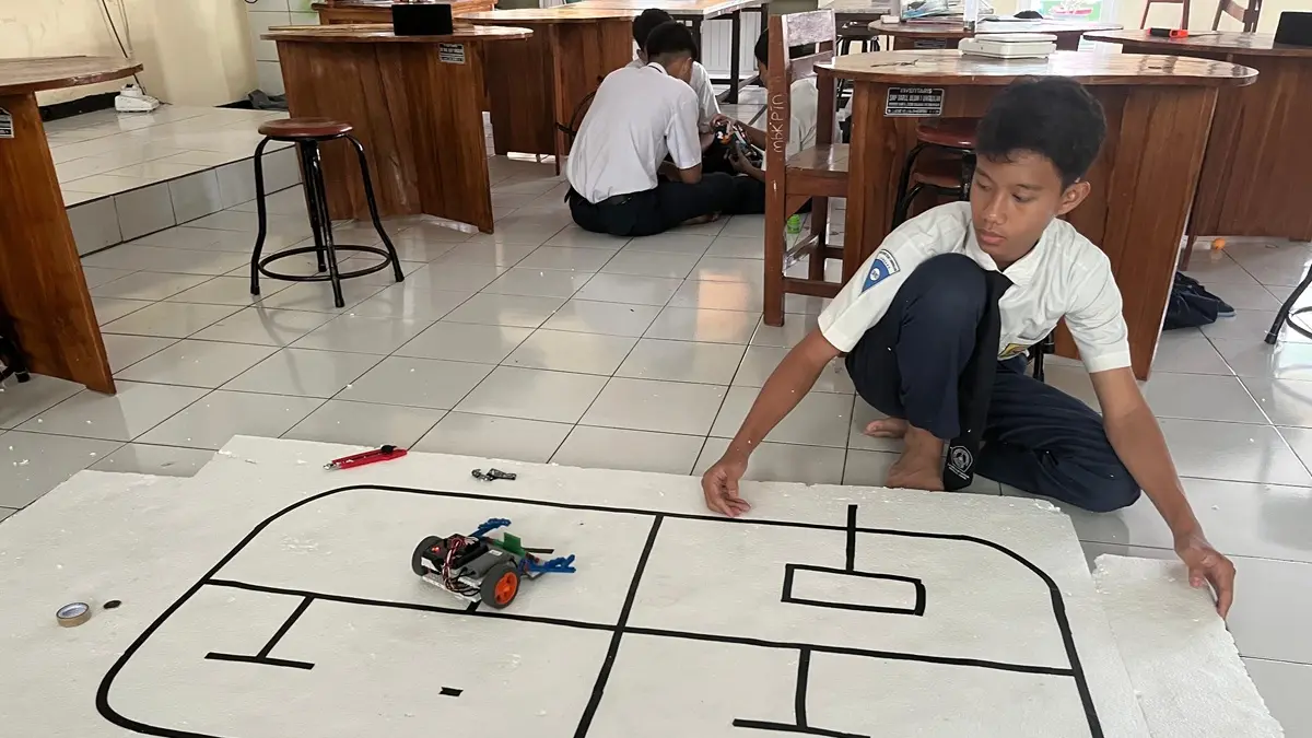 TEKUN: Hamizan saat mengikuti lomba robotik maze solving persiapan KRON (Kompetisi Robot Nasional) di ICE BSD Tangerang.  (Dwi Aris/Radar Jombang)