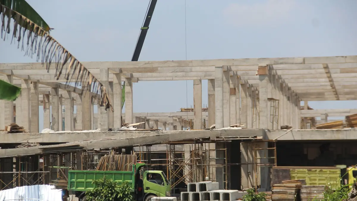 TERUS DIKEBUT: Pembangunan gedung SR di Desa Tunggorono, Jombang terus dikebut. (Anggi Fridianto/Radar Jombang)