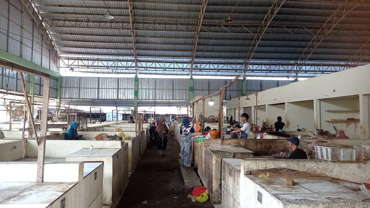 BAKAL DISEGEL: Deretan lapak Pasar Pon Jombang banyak yang kosong.
