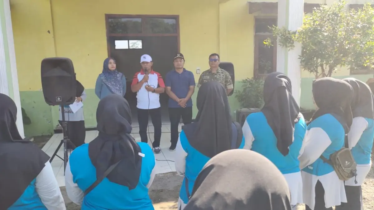 KOMITMEN BERSAMA: Kepala Desa Kedunglumpang Juprianto (kaos putih) mendampingi jajaran lintas sektor saat giat PSN di wilayah Desa Kedunglumpang, Mojoagung, Jombang, Jumat (24/4). (Dwi Aris/Radar Jombang)
