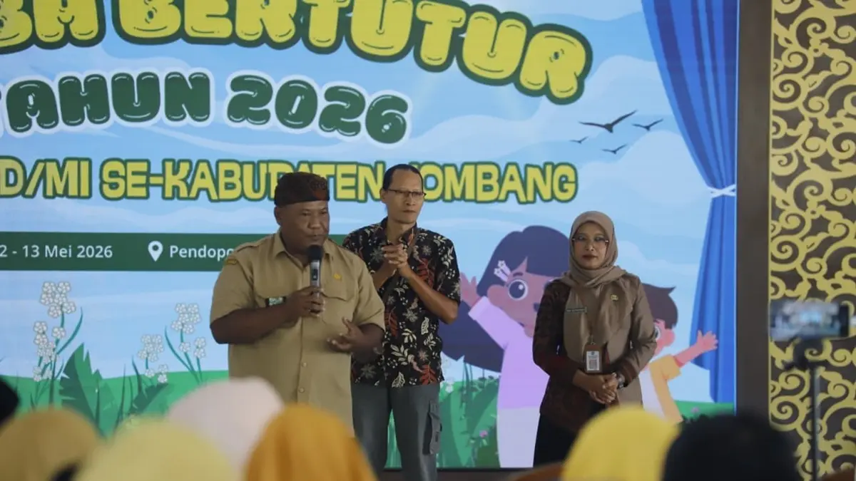 KOMPAK: Tiga juri lomba bertutur yang digelar Dinas Perpustakaan dan Kearsipan Jombang di Pendopo Kabupaten Jombang. (Wenny Rosalina/Radar Jombang)