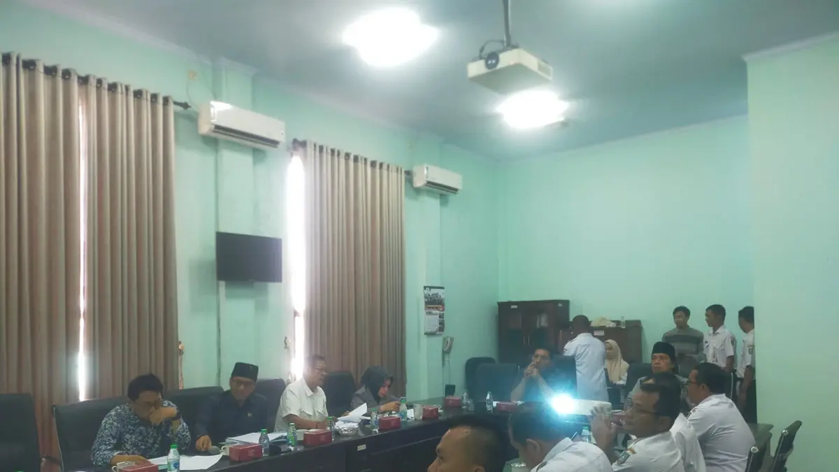 SERIUS: Komisi C DPRD Jombang menggelar RDP dengan Dinas PUPR untuk membahas efisiensi anggaran, Rabu (13/5). (Azmy Endiyana/Radar Jombang)