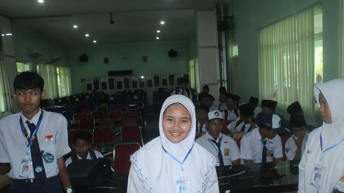 Valisya Nabila, Kelas 8-B SMP A Wahid Hasyim Tebuireng, Jombang