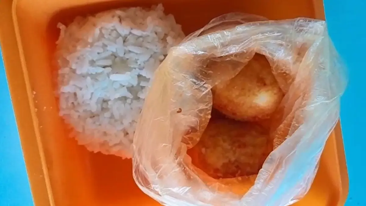 Wali murid MI Nidhomiyah Jombang mengeluhkan MBG menu telur balado yang dibagikan kepada siswa karena disebut berbau busuk dan tidak layak dikonsumsi.