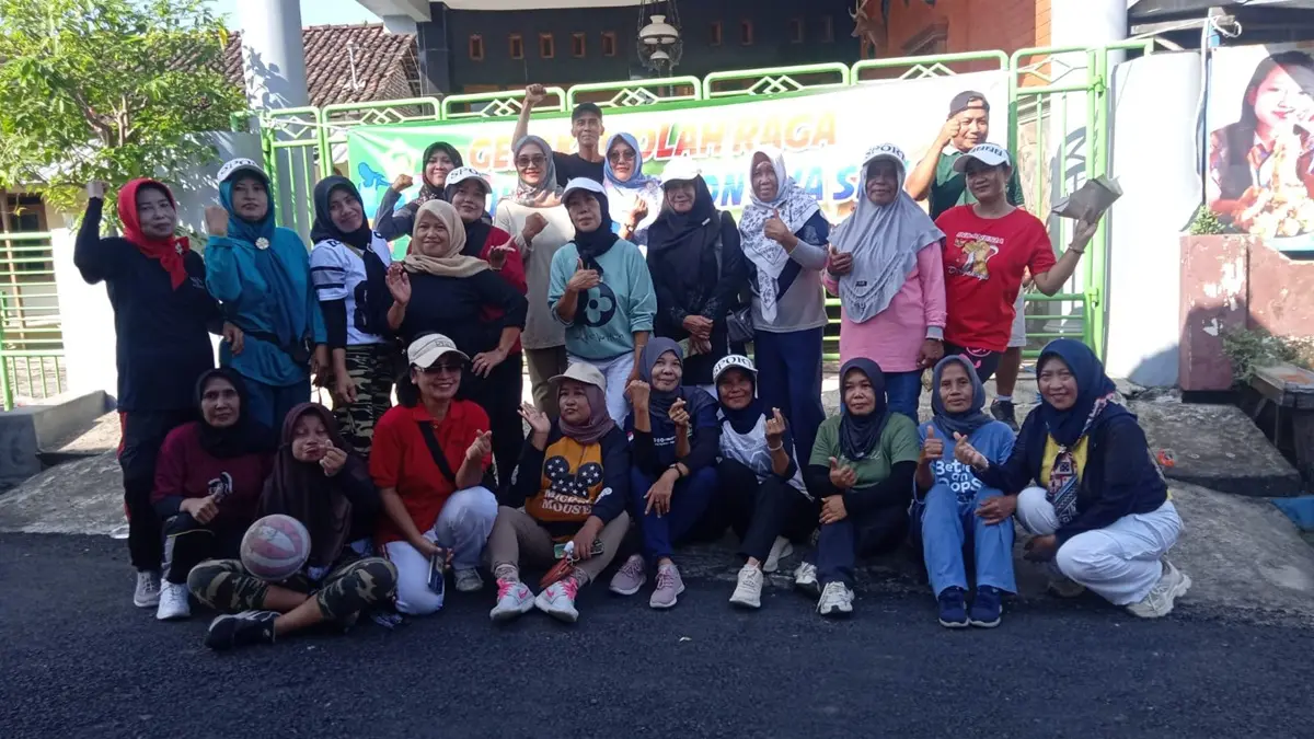 GUYUB RUKUN: Lurah Jelakombo, Jombang Antin Sukma Utami bersama warga setempat selepas kegiatan senam bersama. (Dwi Aris/Radar Jombang)