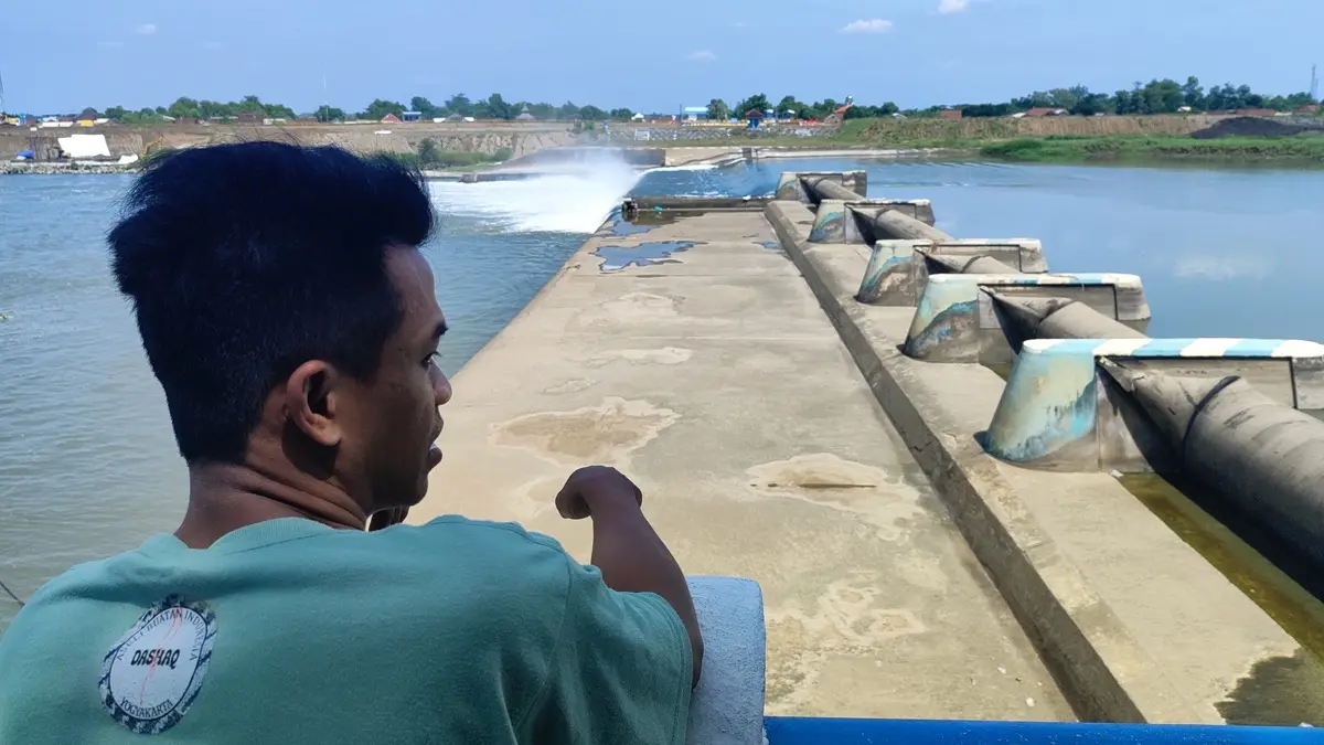 Pintu nomor enam Dam Karet Jatimlerek, Plandaan, Jombang yang jebol bakal dikisdam. (Ainul Hafidz/Radar Jombang)