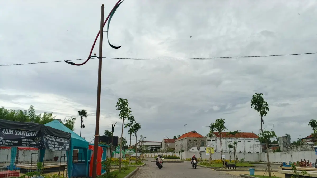 POTENSIAL: Parkir di kawasan sentra PKL Kabupaten Jombang bisa menghasilkan pemasukan untuk daerah, (13/5). (Azmy Endiyana/Radar Jombang)