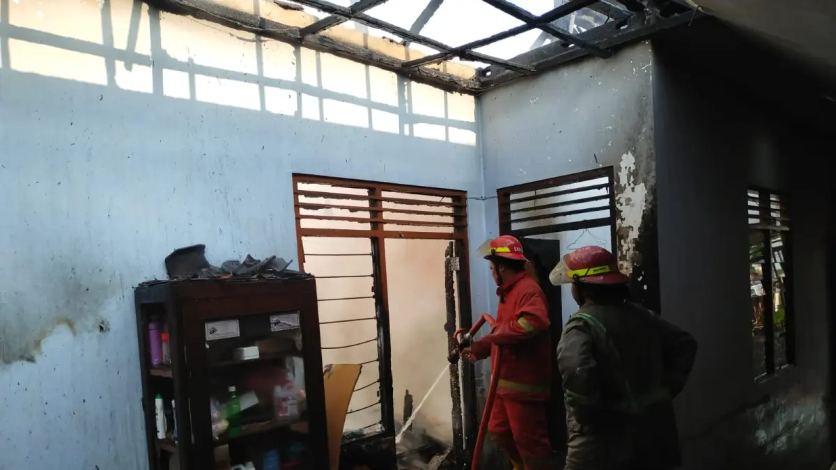 Sebuah rumah milik Abbas Ardhani Rahmad di Dusun Miagan, Desa Miagan, Kecamatan Mojoagung, Kabupaten Jombang ludes terbakar, Jumat (15/5) pagi. (Achmad RW/Radar Jombang)