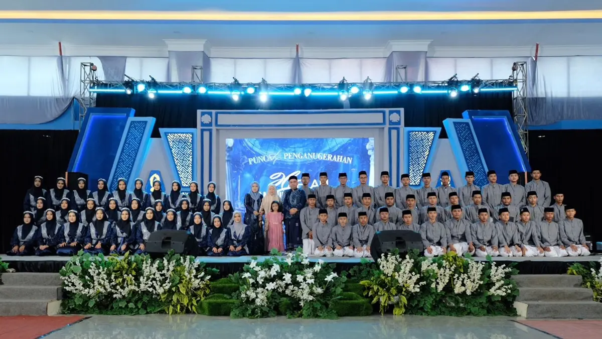 TELADAN: Wakil Ketua 3 DPRD Jombang, HM Syarif Hidayatullah ST MMT (Gus Sentot), bersama peserta wisuda Alquran Asrama Sulaiman Bilqis dan Bilqis 2 PP Darul Ulum Rejoso, Kamis (14/5). (Rojiful Mamduh/Radar Jombang)