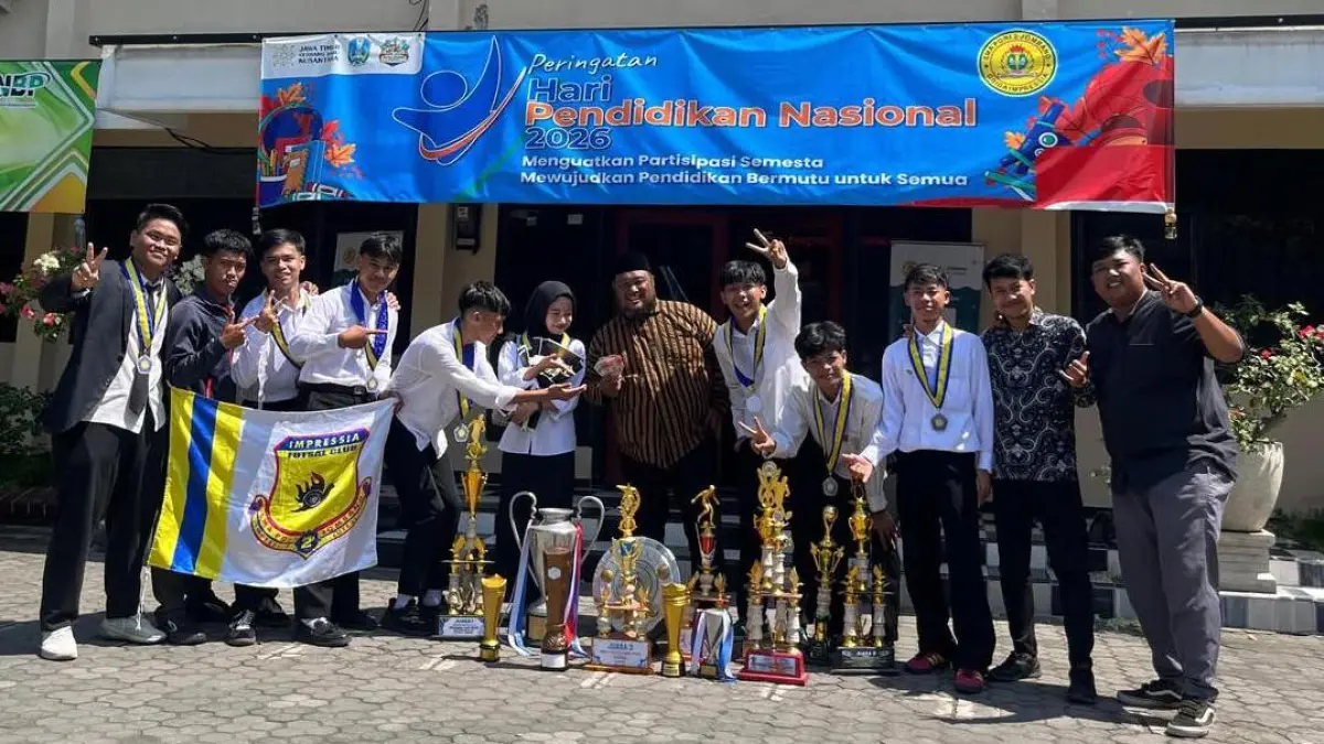 UNGGULAN: Tim Impressia Futsal SMA PGRI 2 Jombang foto bersama didepan gedung sekolah. (Dwi Aris/Radar Jombang)