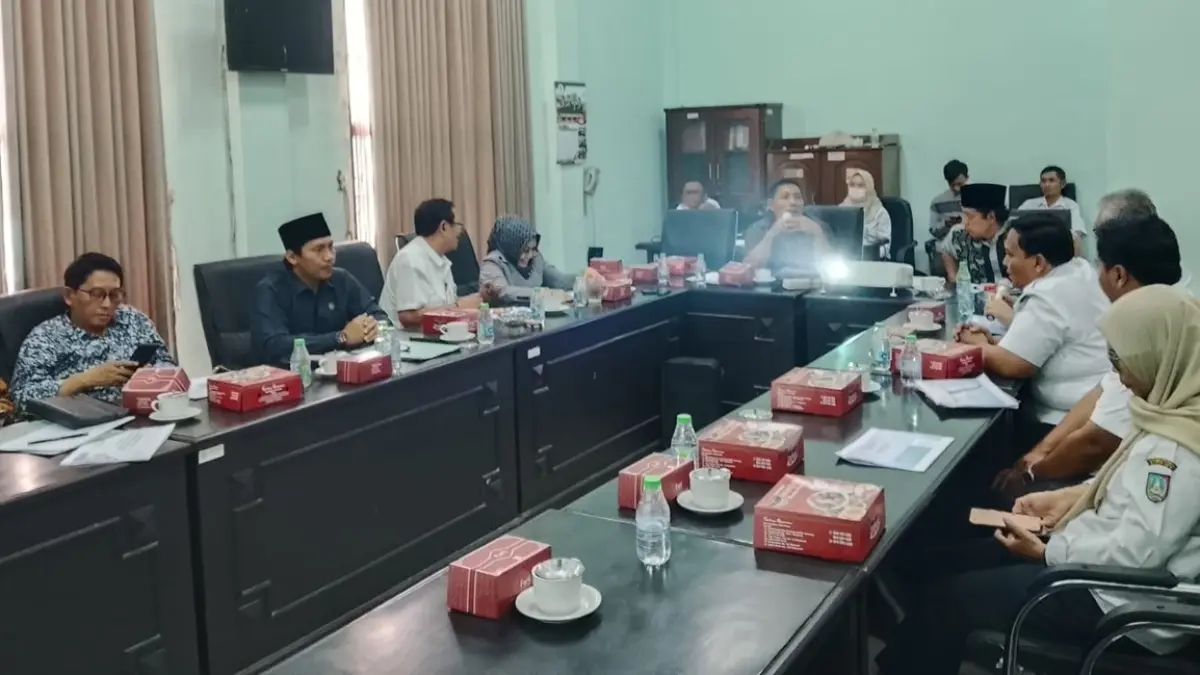 DETAIL: Komisi C saat dengar pendapat dengan Dinas Perkim Jombang membahas efisiensi anggaran, Rabu (13/5). (Azmy Endiyana/Radar Jombang)