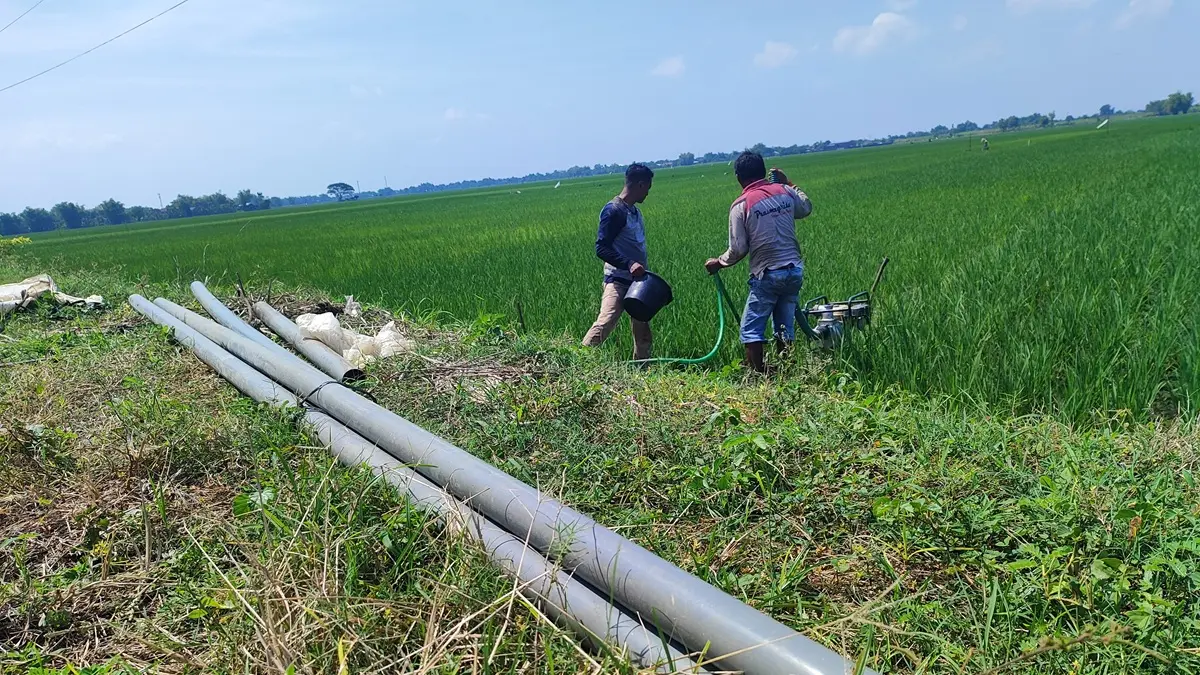 IRIGASI MACET: Pekerja sumur bor menggali tanah di sawah Desa Jatimlerek, Kecamatan Plandaan, Jombang untuk kebutuhan irigasi sawah. (Ainul Hafidz/Radar Jombang)