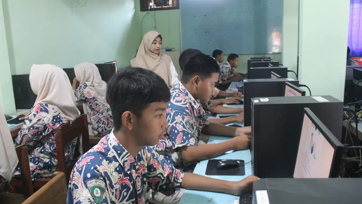 KONSENTRASI: Siswa  SMPN 2 Gudo, Jombang saat mengikuti  Pelaksanaan PSAJ, Rabu (13/5). (Wenny Rosalina/Radar Jombang)