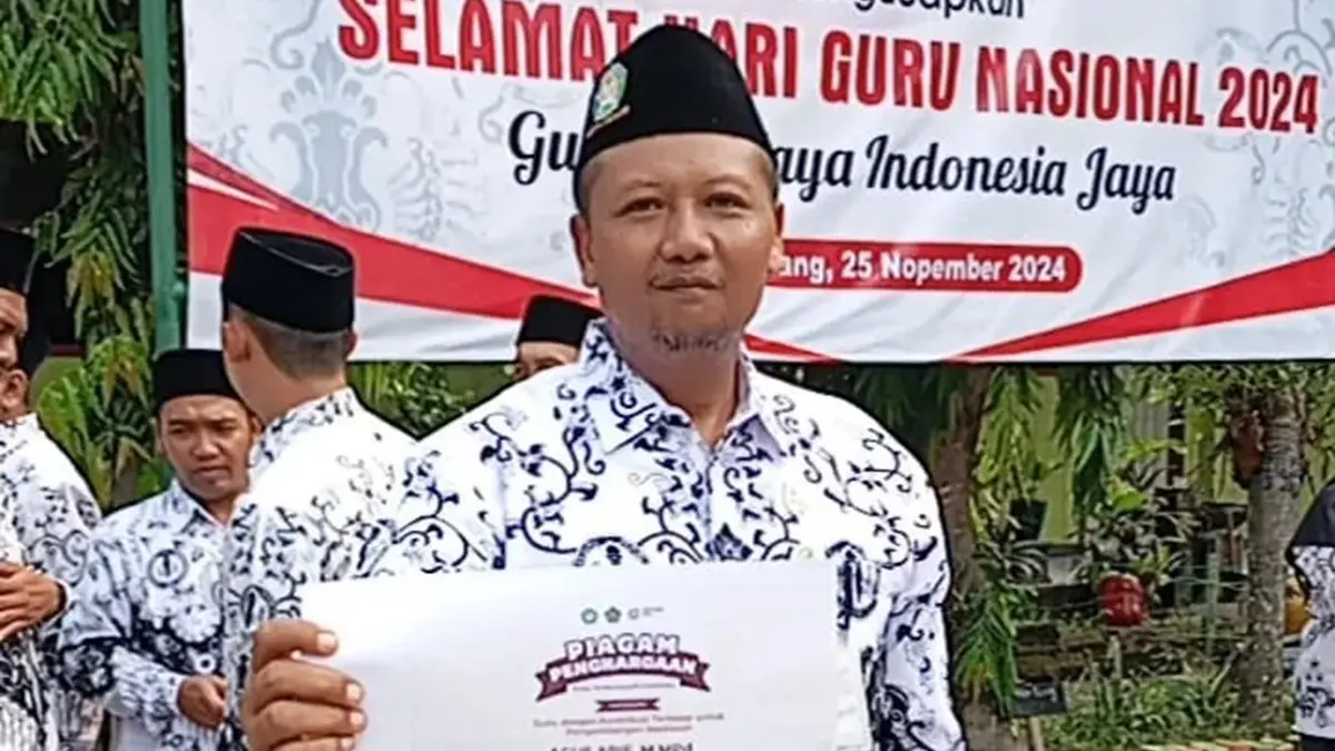 BERPRESTASI: Kepala MTsN 18 Jombang, Agus Arif MMPd, menunjukkan piagam penghargaan yang diterima.