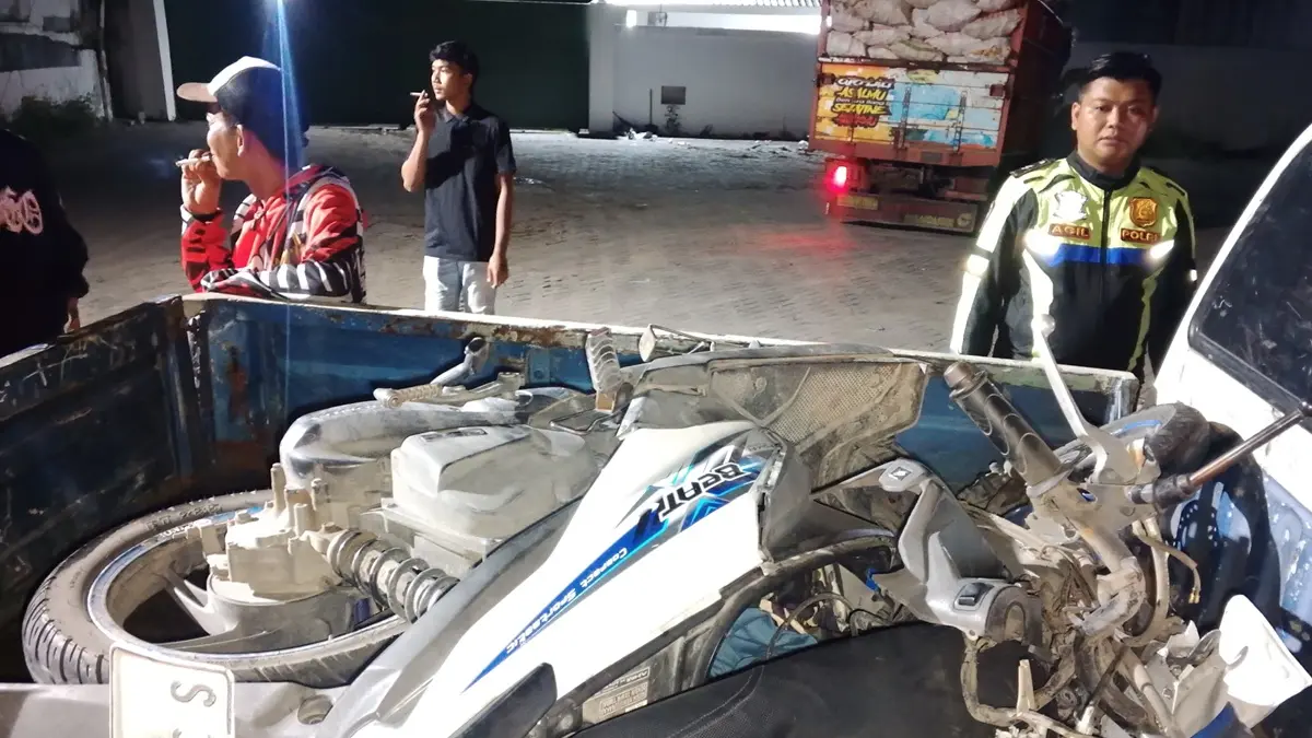 Kecelakaan maut melibatkan sepeda motor dan truk terjadi di Jalan Raya Prof Dr Nurcholish Madjid, Desa Tunggorono, Kecamatan Jombang, Kabupaten Jombang, Sabtu (16/5) malam. (Achmad RW/Radar Jombang)
