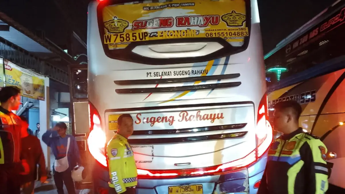 Kecelakaan lalu lintas melibatkan bus dan sepeda motor terjadi di Jalur Arteri Nasional Desa Kepuhkembeng, Kecamatan Peterongan, Kabupaten Jombang, Sabtu (16/5) malam.&nbsp;(Achmad RW/Radar Jombang)