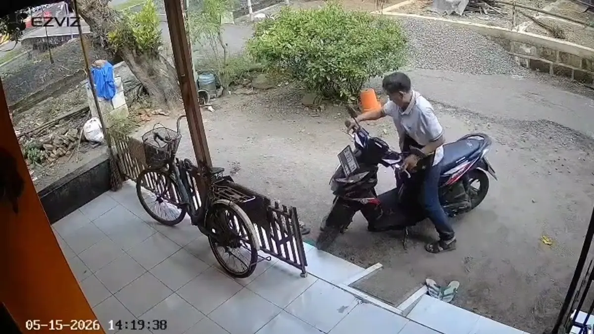 KONANGAN: Pelaku saat membawa kabur motor korban di  Dusun Penanggalan, Desa Dukuhdimoro, Kecamatan Mojoagung, Jombang, Jumat (15/5) siang. (Achmad RW/Radar Jombang)