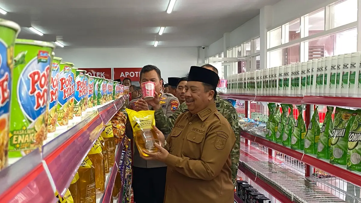 PANTAU BARANG: Bupati Jombang Warsubi memantau ketersediaan barang di KDKMP Mojongapit, Kecamatan Jombang, Sabtu (16/5). (Anggi Fridianto/Radar Jombang)