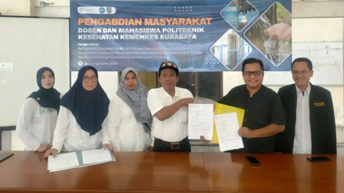 SINERGI: Kepala Desa Plumbon Gambang, Nur Wakit, meneken kerjasama dengan Politeknik Kesehatan Kemenkes Surabaya di kantor Desa Plumbon Gambang, Gudo, Jombang, Sabtu (16/5) pagi. (Dwi Aris/Radar Jombang)