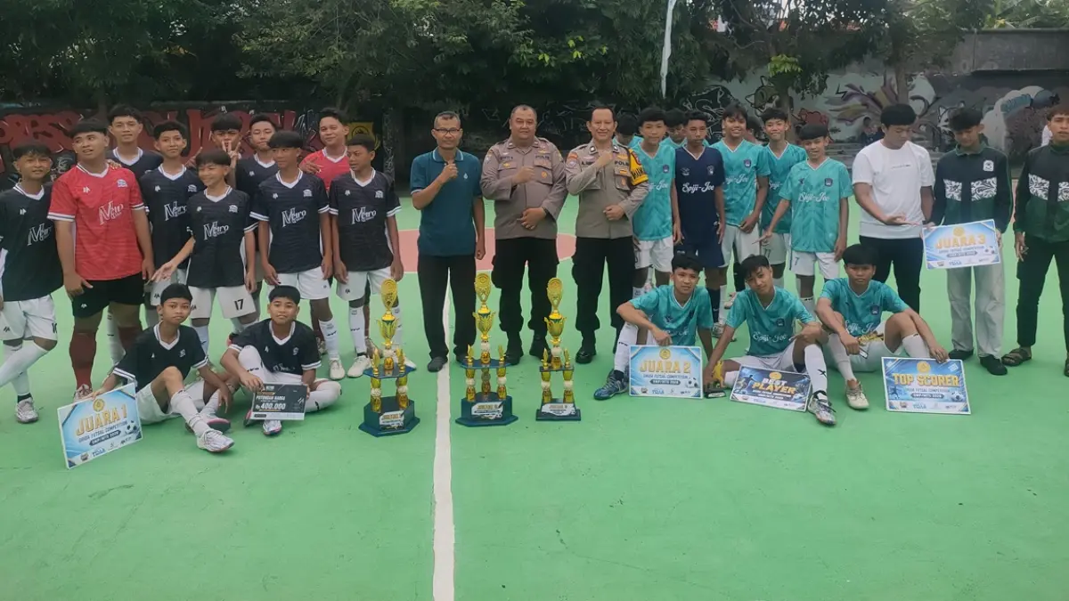 SUKSES: Kepala SMA PGRI 2 Jombang, Ali Ashari SPd, bersama juara GFC 2026, Sabtu (16/5) siang. (Dwi Aris/Radar Jombang)