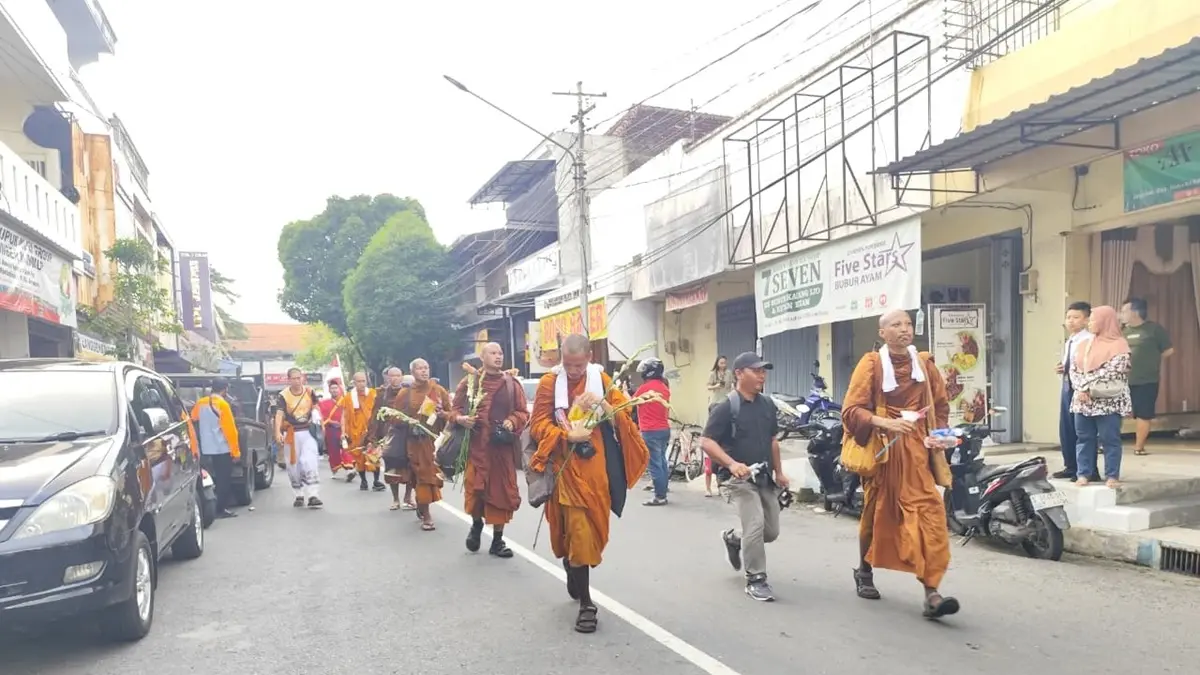 ANTUSIAS: Puluhan biksu dari sejumlah negara Asia Tenggara yang tergabung dalam kegiatan Indonesia Walk for Peace 2026 tiba di Kabupaten Jombang, Senin (18/5). (Anggi Fridianto/Radar Jombang)