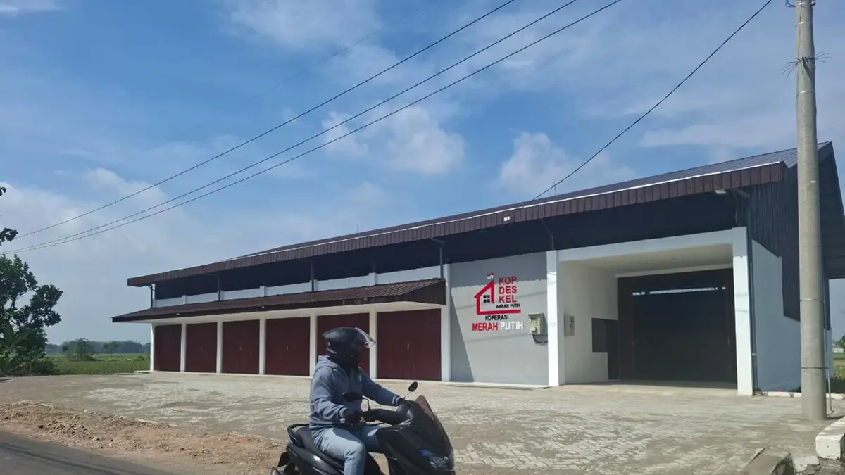 BELUM BEROPERASI: KDKMP Mojokrapak, Kecamatan Tembelang, Jombang belum beroperasi meskipun sudah diresmikan, Sabtu (16/5). (Achmad RW/Radar Jombang)