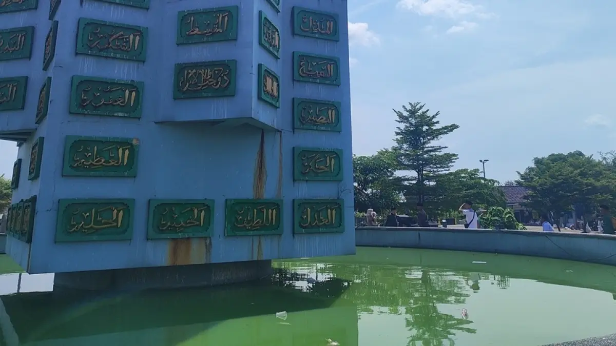 Cat monumen di kawasan Terminal Wisata Religi Gus Dur, Jombang memudar hingga air kolam keruh dan banyak sampah. (Ainul Hafidz/Radar Jombang)