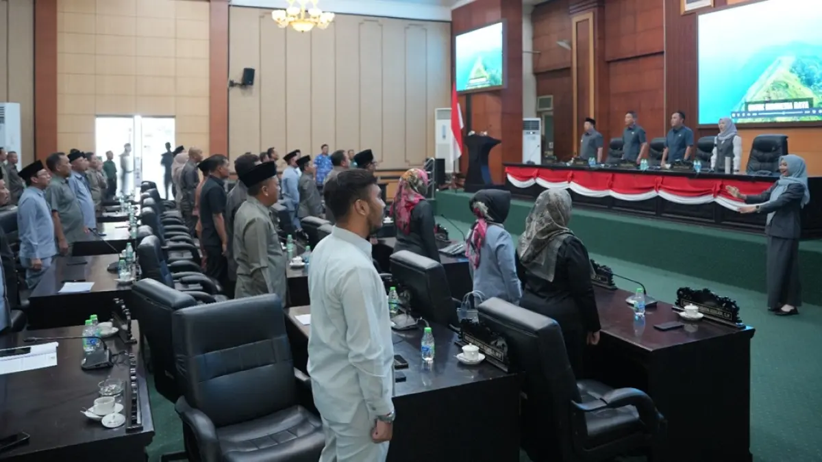 KEBUT: DPRD dan Pemkab Jombang menggelar paripurna Raperda tentang penyelenggaraan jasa konstruksi, Senin (18/5). (Azmy Endiyana/Radar Jombang)
