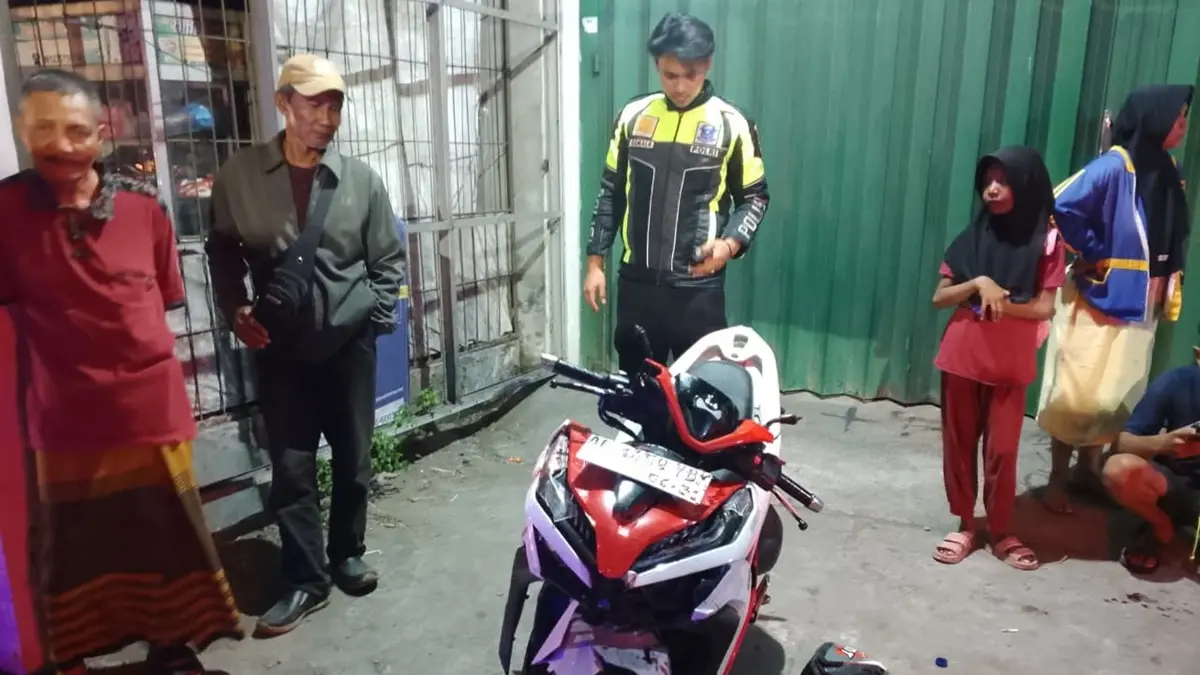Kecelakaan lalu lintas melibatkan bus Sugeng Rahayu dan sepeda motor terjadi di Jalan arteri Desa Kepuhkembeng, Kecamatan Peterongan, Kabupaten Jombang, Sabtu (16/5) malam. (Achmad RW/Radar Jombang)