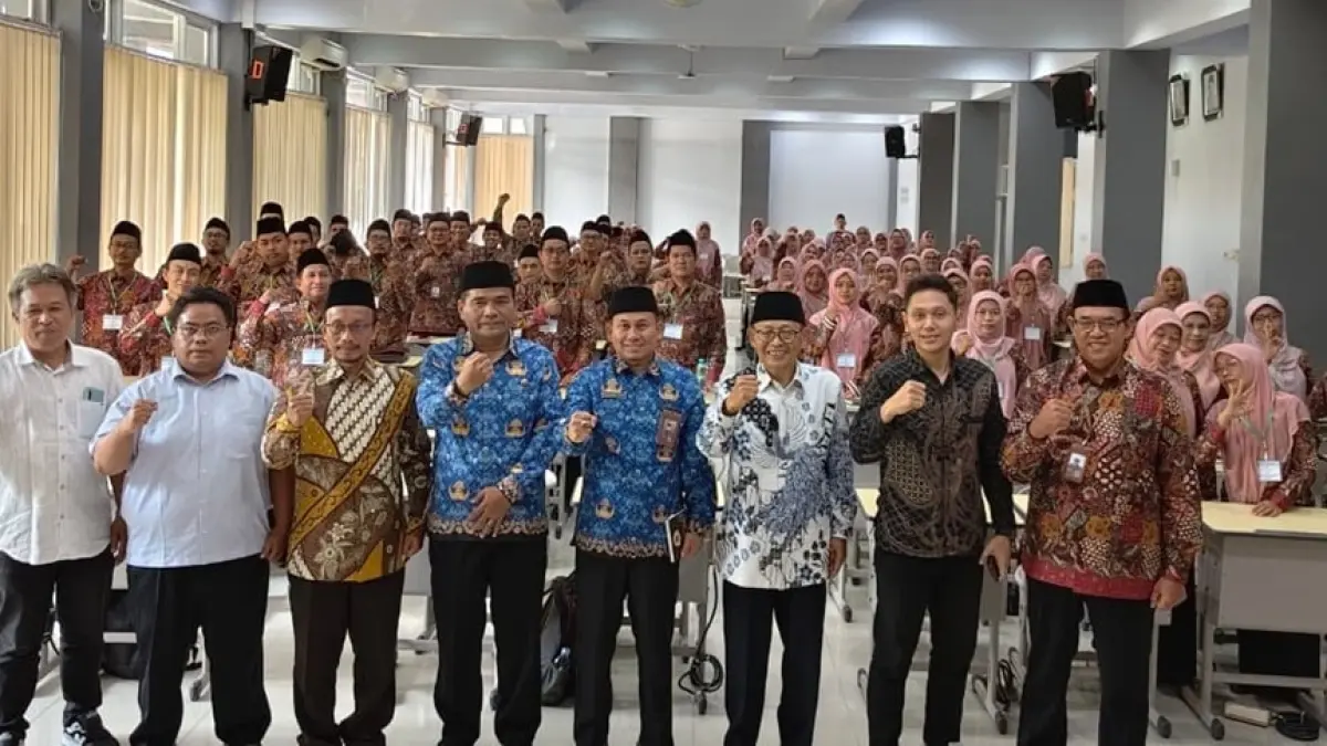 KOMPAK: Plh Kepala MAN 3 Jombang KH M Syifa’ Malik, MpdI  foto bersama peserta workshop penguatan kompetensi guru berbasis Higher Order Thinking Skills (HOTS), Senin (18/5). (Achmad RW/Radar Jombang)