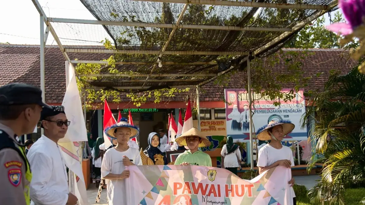 MERIAH: Kepala SMPN 2 Ploso, Jombang, Winarko MPd, memberangkatkan pawai budaya, Rabu (13/5). (Dwi Aris/Radar Jombang)