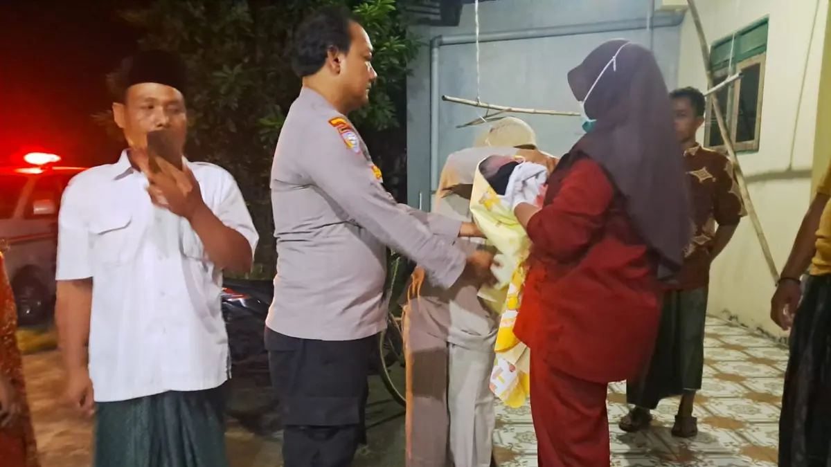 Penemuan bayi perempuan yang diduga dibuang orang tuanya di Dusun Beji, Desa Sawiji, Kecamatan Jogoroto, Jombang, Senin (18/5) dini hari, sempat membuat warga sekitar panik. (Achmad RW/Radar Jombang)