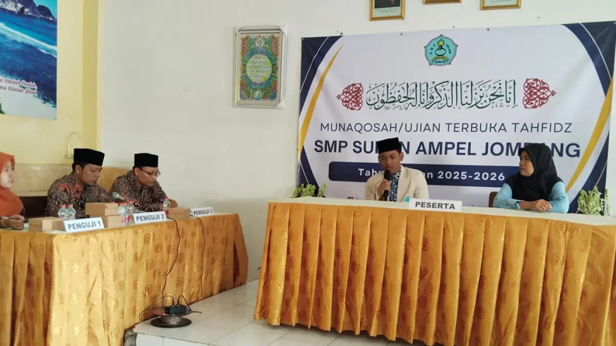 PROGRAM TAHFID: Kepala SMP Sunan Ampel Jombang, Mohamad Asfiyak SHI, bersama peserta dan tim penguji munaqosah. (Dwi Aris/Radar Jombang)