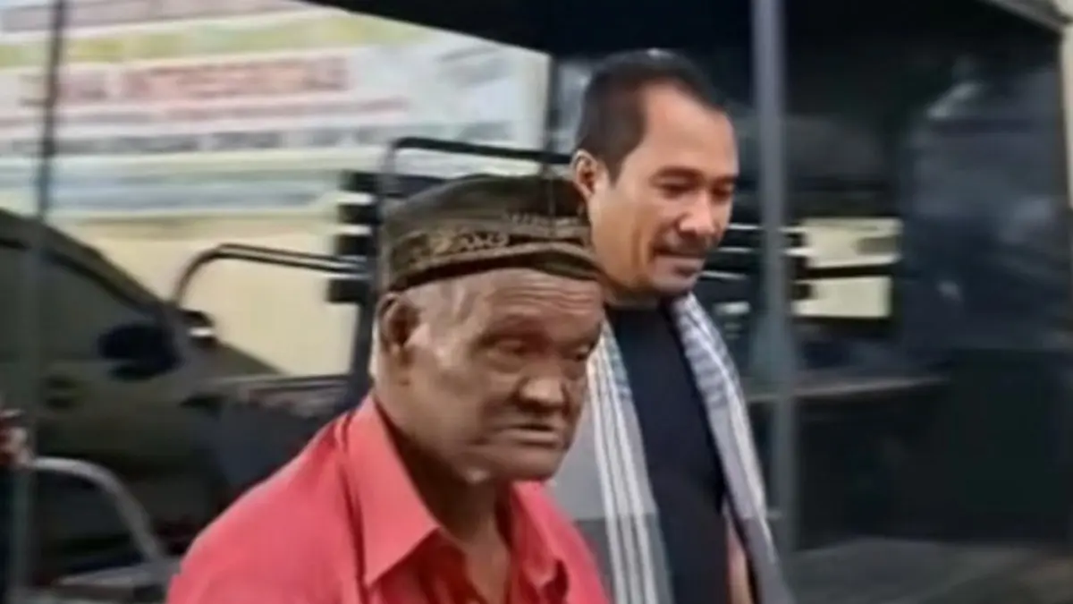 Satreskrim Polres Jombang berhasil menangkap NS, 66, pelaku pembakaran toko grosir snack di Dusun Gebangmalang, Desa Bandung, Kecamatan Diwek, Jombang. (Achmad RW/Radar Jombang)