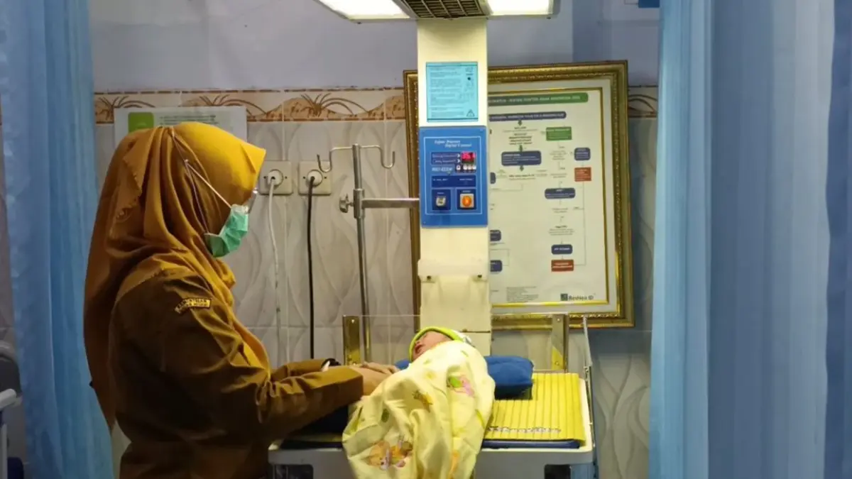 Tenaga medis Puskesmas Mayangan memeriksa bayi mungil yang dibuang di Dusun Beji, Desa Sawiji, Kecamatan Jogoroto, Jombang, Senin (18/5) dini hari. (Achmad RW/Radar Jombang)