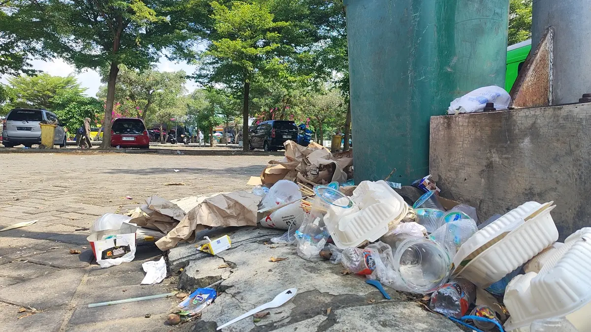 TERCECER: Sampah di tempat parkir Terminal Kawasan Religi Gus Dur, Desa Cukir, Kecamatan Diwek, Jombang. (Ainul Hafidz/Radar Jombang)
