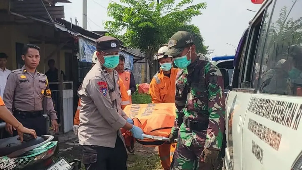 Warga Dusun/Desa Dukuhdimoro, Kecamatan Mojoagung, Jombang digegerkan dengan penemuan seorang pria yang meninggal dunia di dalam rumahnya, Senin (18/5) pagi. (Achmad RW/Radar Jombang)