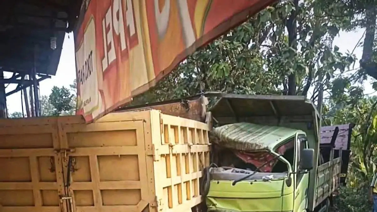 Kecelakaan lalu lintas melibatkan dua truk terjadi di Jalan Raya Dusun Jaten, Desa Jatipelem, Kecamatan Diwek, Kabupaten Jombang, Rabu (20/5) siang. (Achmad RW/Radar Jombang)