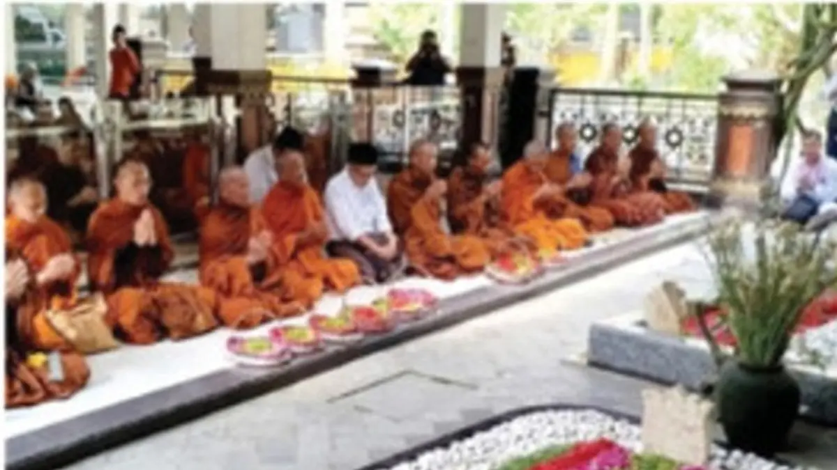 BAWA PESAN TOLERANSI: Puluhan bhante dan biksu dari sejumlah negara Asia Tenggara melakukan doa bersama di makam Presiden ke-4 RI KH Abdurrahman Wahid (Gus Dur) di kompleks Pondok Pesantren Tebuireng, Kecamatan Diwek, Jombang, Selasa (19/5). (Anggi Fridianto/Radar Jombang)