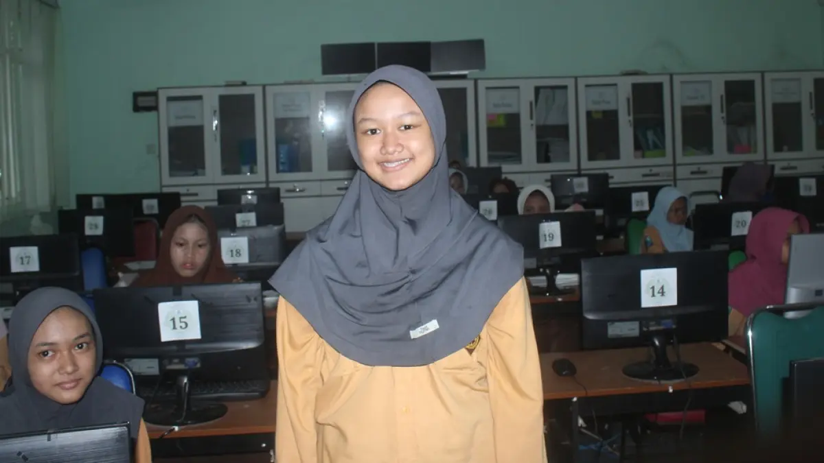  Almira Latisha, Kelas 7-C SMP A Wahid Hasyim Tebuireng, Jombang