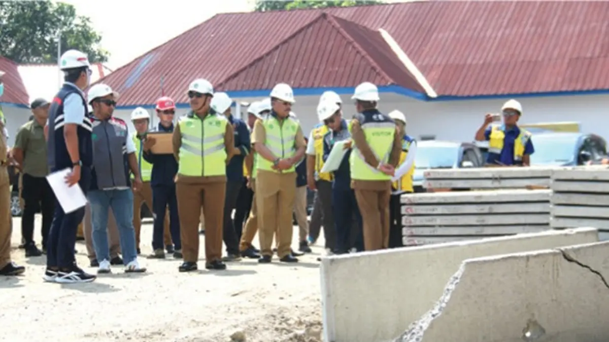 DIKEJAR DEADLINE: Bupati Jombang Warsubi meninjau proyek Sekolah Rakyat di Desa Tunggorono, Kecamatan Jombang. (Anggi Fridianto/Radar Jombang)