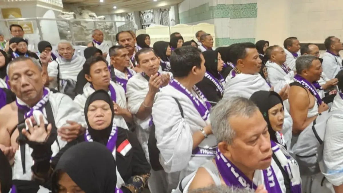 KHUSYUK: Ketua Rombongan 1 SUB Kloter 61, Zulfikar Damam Ikhwanto saat memimpin ibadah umrah sunnah. 