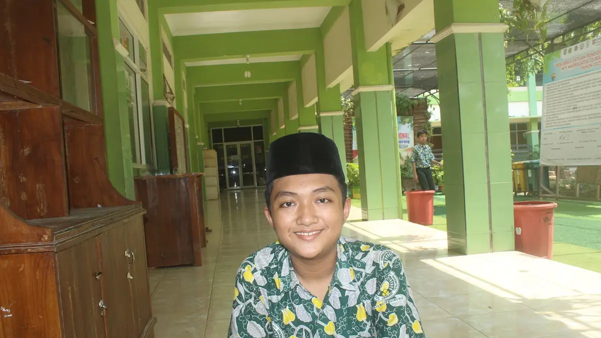 M Hikam Alfain, Kelas 7 Tahfiz-1 MTs Madrasatul Quran, Tebuireng, Jombang.
