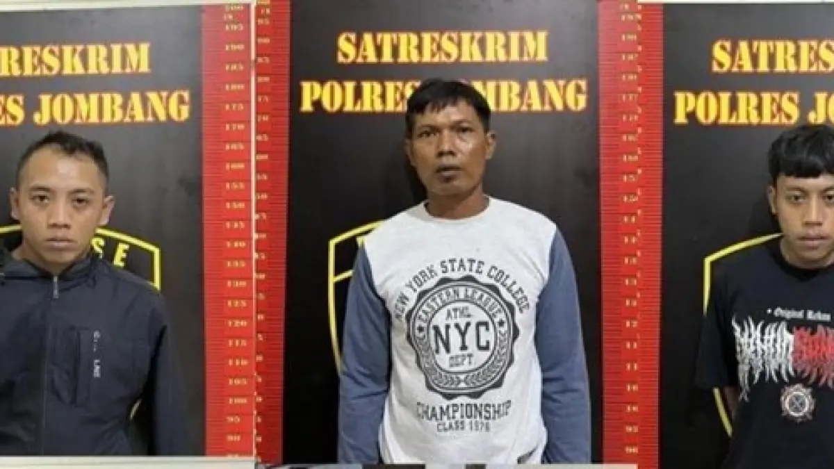 Satreskrim Polres Jombang menangkap dua pelaku pencurian sepeda motor di wilayah Kecamatan Bareng, dan satu penadah motor hasil curian turut diamankan. (Achmad RW/Radar Jombang)