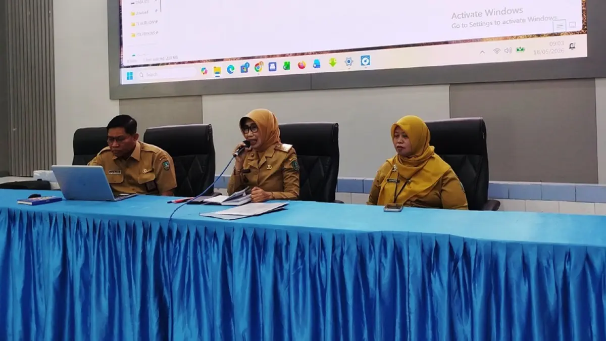 TEGAS: Kepala Dinas Pendidikan dan Kebudayaan Kabupaten Jombang, Wor Windari, saat memberi pengarahan kepala sekolah, Senin (18/5). (Wenny Rosalina/Radar Jombang)
