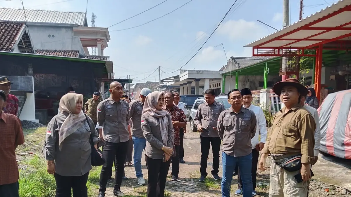 TINJAU: Komisi D DPRD Jombang melakukan peninjuan di duga titik nol Presiden Soekarno di Desa Rejoagung, Kecamatan Ploso, Jombang. (Azmy Endiyana/Radar Jombang)